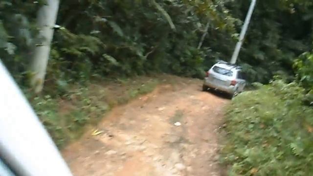 Kia bongo fazendo trilha em São Sebastião смотреть онлайн