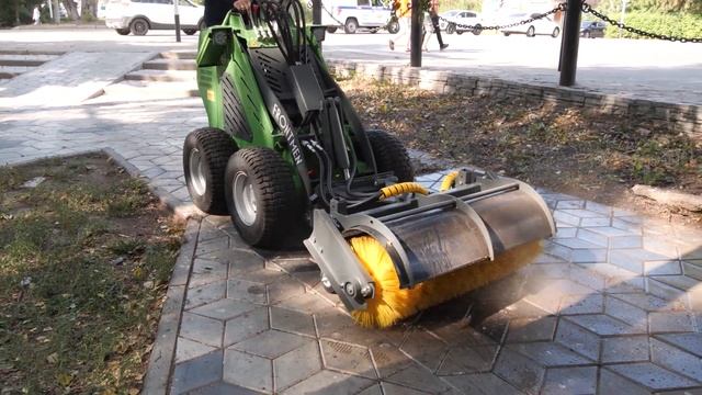 Влажная уборка поверхности брусчатки в городском парке смотреть онлайн