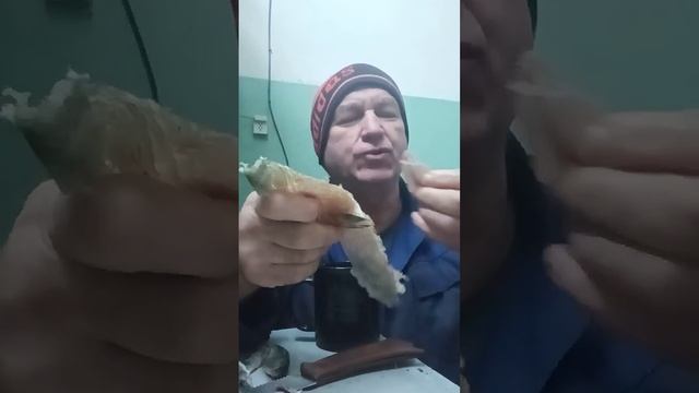 Ем рыбку с квасом на работе смотреть онлайн