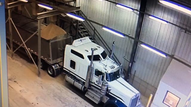 How not to load a Grain Hopper! Read description before making comment that makes you look stupid! смотреть онлайн