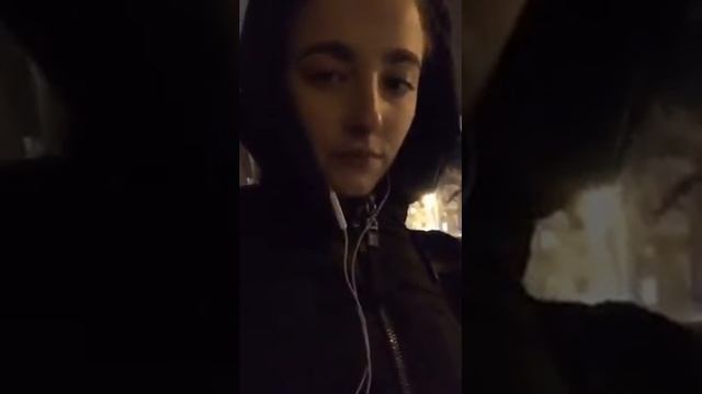 Arina1313   Снег я на улице стою  мёрзну  жду свою конфетку