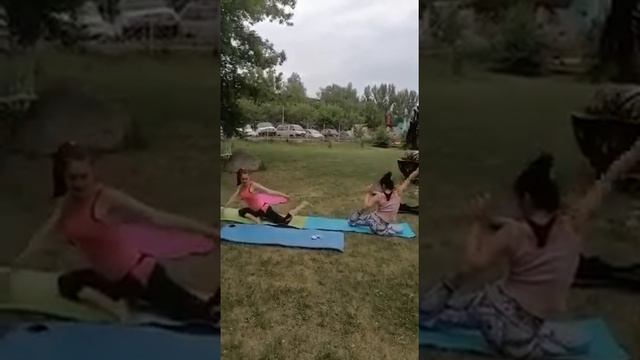 Йога в паре в парке Арлекино.И снова шум мотора вместо музыки? смотреть онлайн