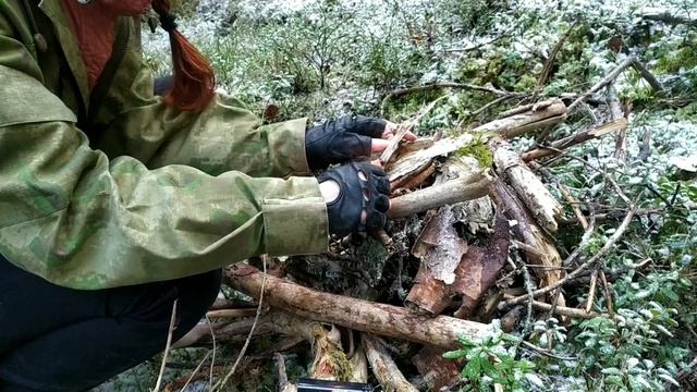 √ВОЛШЕБНЫЙ ЧАЙ НА КОСТРЕ в ЛЕСУ. ТАЙНЫЙ РЕЦЕПТ. СОБИРАЮ ГРИБЫ ПОД СНЕГОМ смотреть онлайн