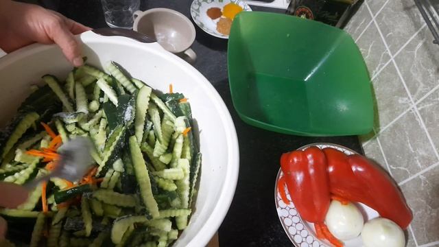 Как я солю огурцы,и салат из огурцов по корейски. смотреть онлайн