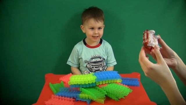 Обзор игрушки Magic Track - разноцветная дорога для машинок. Toy Magictracks, open, review & play смотреть онлайн