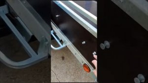 Универсальный прицеп Крепыш 2.0 с усиленными бортами и рейленгами для крепления груза.