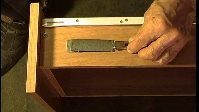 Самоделкин со стажем. Самодельные запоры для выдвижных ящиков. смотреть онлайн