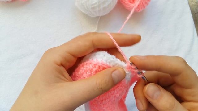 КАК СВЯЗАТЬ ПИНЕТКИ КРЮЧКОМ ДЛЯ НАЧИНАЮЩИХ | HOW TO BIND Booties CROCHET FOR BEGINNERS смотреть онлайн