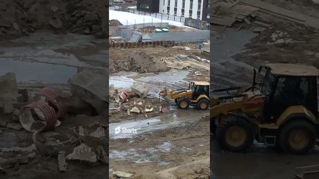 Экскаватор погрузчик, никак не может взять обломки труб #shorts #спецтехника смотреть онлайн