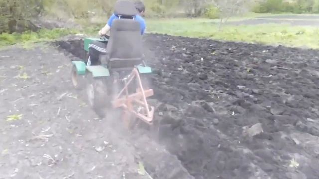 Пахота самодельным минитрактором