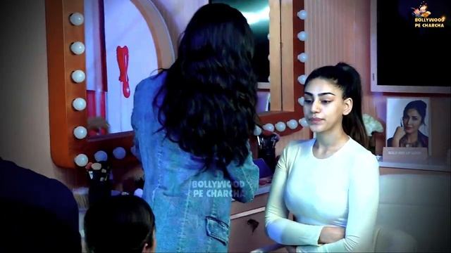 Gorgeous Katrina Kaif Suddenly Starts Doing Makeup on a Girl In Event смотреть онлайн
