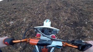 школьники катаются на питбайках По холмам и грязи.