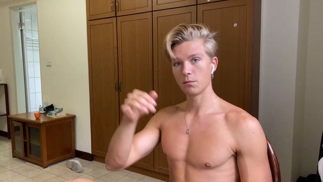 How We As Male Models Workout w. Florian Macek смотреть онлайн