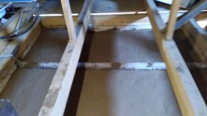 Залил потолок у бани глиной с опилками.