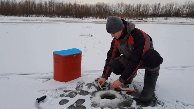 Лучшая прикормка на окуня и ерша. Первый лёд, давно ТАКОГО не было! смотреть онлайн