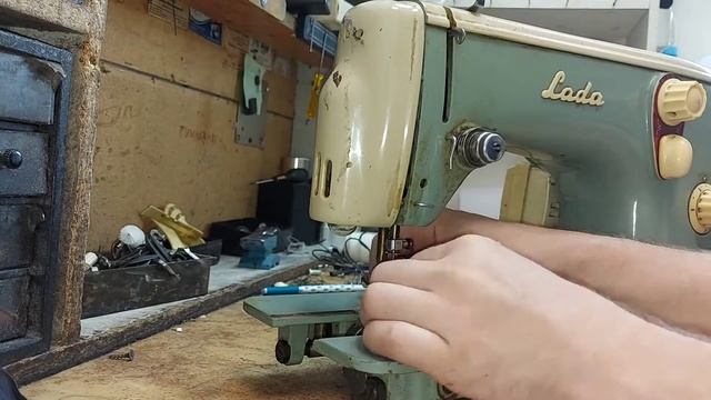 Ремонт швейной машинки "Лада" петляет смотреть онлайн