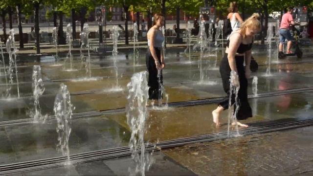 Девушки, фонтан и мокрое Счастье ! :-) / Girls, fountain and wet Happiness ! :-) смотреть онлайн