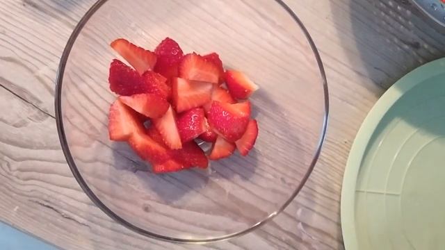 Готовим клубничный пирог. Cooking strawberry pie смотреть онлайн