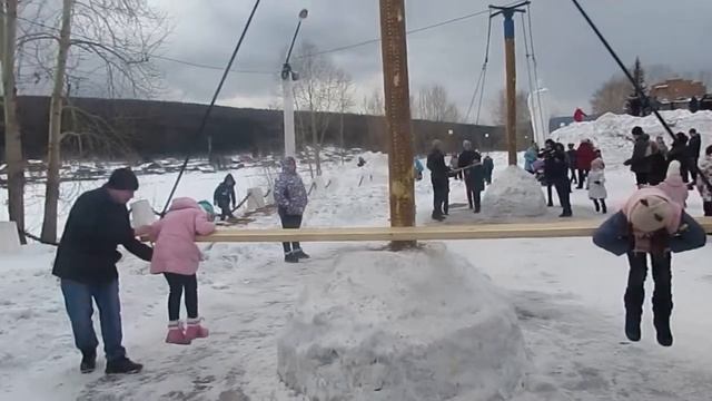 Масленица в нашем городе, детские забавы, качели-карусели смотреть онлайн