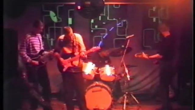 группа Сержант Бертран (Ростов-на-Дону) концерт в "Клубе Дункан" 1999 год - Мир смотреть онлайн