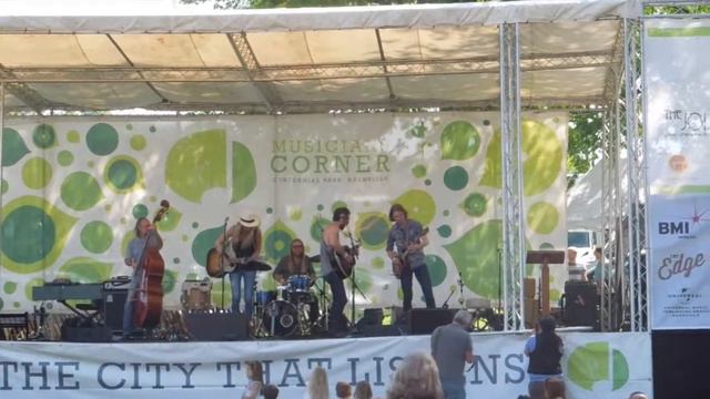Holly Williams - "Railroad" at Musicians Corner смотреть онлайн