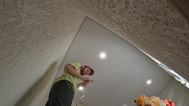 Установка светильников и плинтусов в натяжной потолок за 1 минуту смотреть онлайн