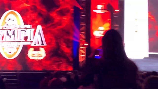 Позирование Криса Бамстеда (Chris Bumstead) на Олимпии 2020 смотреть онлайн
