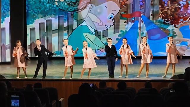 "Маленькие и большие", ансамбль "Конфетти" смотреть онлайн