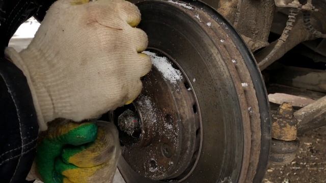 КАК ПО ПРАВИЛЬНОМУ ВЫКРУТИТЬ ОБЛОМАННЫЙ БОЛТ С КОЛЕСА