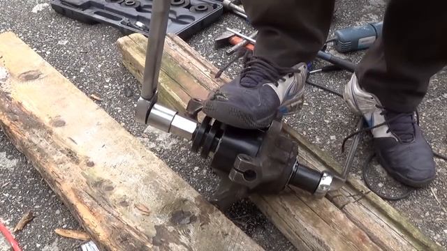 Front wheel bearing replacement - Removal and refitting step by step смотреть онлайн