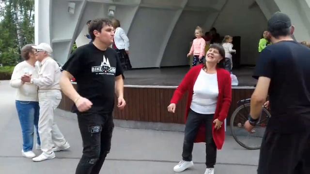 Какими раньше были мы, такими и остались!!! Танцы в парке Горького!!! Харьков 2021 смотреть онлайн