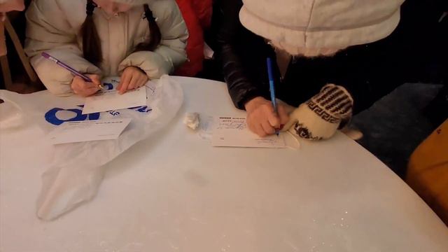 В Санкт-Петербурге на Дворцовой площади установили главную новогоднюю ёлку смотреть онлайн