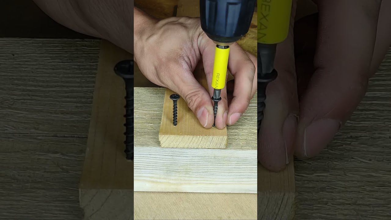 Секрет старых мастеров! Как закрутить саморез, чтобы не треснула доска? #Shorts смотреть онлайн