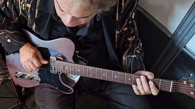 Steve Arvey Plays This Incredible George Harrison Replica Telecaster At The German Guitar Show смотреть онлайн