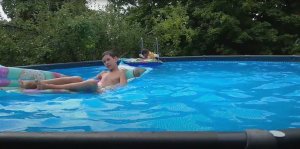 КУПАЕМСЯ с МИШЕЙ в БАССЕЙНЕ в конце ЛЕТА.