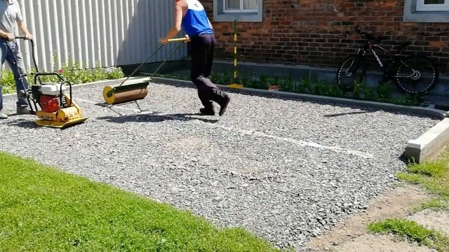 Виброплита против ручного катка.Кто кого? смотреть онлайн