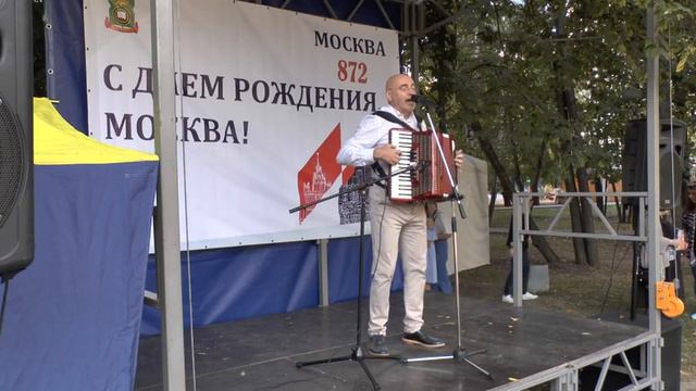 Аккордеонист, который поет на мероприятие смотреть онлайн