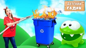 Детский садик Капуки - Пожарная машина на детской площадке - Распаковка игрушек и игры с Плей До