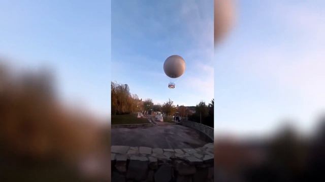 Тбилиси В парке Рике Воздушный шар Друзья,кто хочет прокатиться? смотреть онлайн