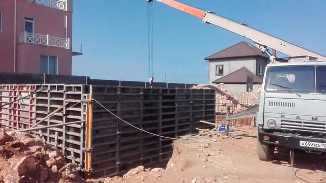 СК Надежные Технологии — монтаж металлической опалубки . Заливка цокольного этажа. смотреть онлайн