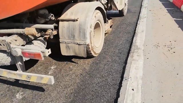 Поливаем откосы водой из водовоза в СПб