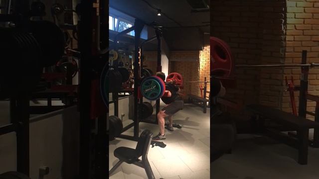 Полуприсед в раме с паузой на стойках 180 кг на 4 раза смотреть онлайн