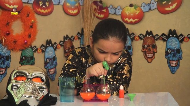 Halloween Fun with Issy - Making Potions and Invisible Ink | Witches and Wizards смотреть онлайн