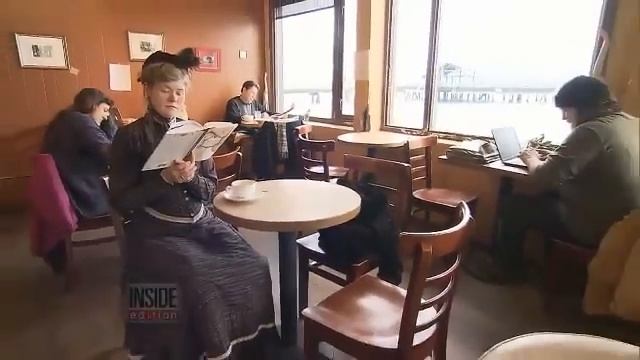 Woman Wears Corsets To Live In Victorian Era смотреть онлайн