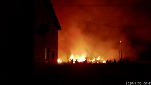 30.04.2020 пгт Демьяново, Горят сараи на улице Советской, Подосиновский район, Кировская область смотреть онлайн