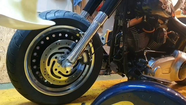Softail Fat Boy bobber front fender trimming. смотреть онлайн