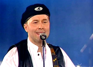 Разделяете ли вы до сих пор взгляды Александра Солодухи с песней ОБНИМАЛА - НЕ ЛЮБИЛА  ? или ?