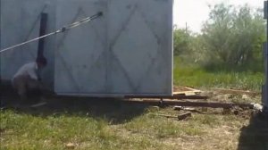 Опасное перемещение бетонной плиты без крана