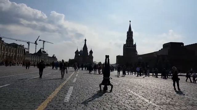 Стойка на голове на Красной площади смотреть онлайн