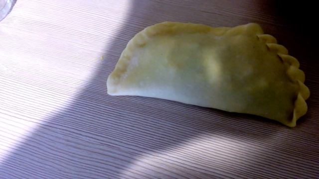 Как Сделать мережку (косичку) на пирожке и варениках. смотреть онлайн